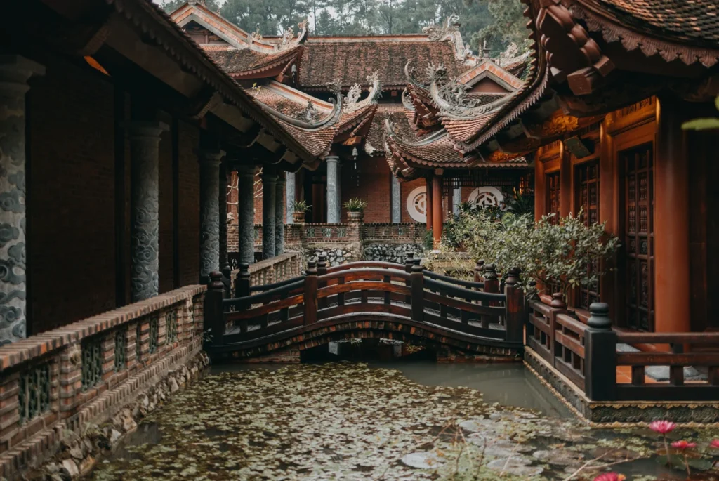 Cầu gỗ qua hồ sen giữa các điện ở Địa Tạng Phi Lai Tự
