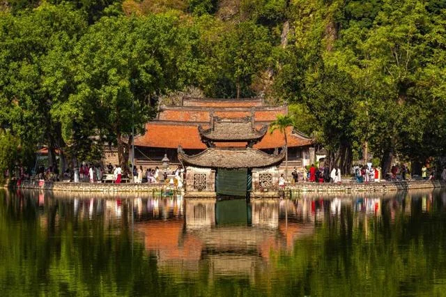 Thủy đình chùa Thầy soi bóng xuống mặt hồ, Hà Nội