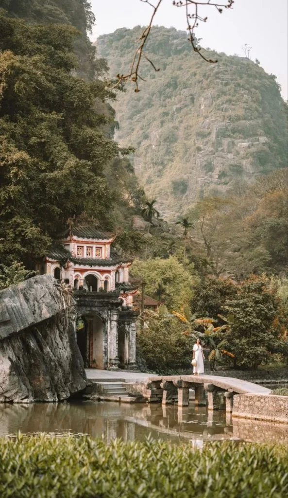 Cổng chùa Bích Động và cầu đá dưới chân núi, Ninh Bình