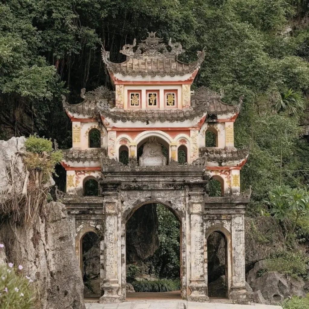 Cổng tam quan cổ kính của chùa Bích Động, Ninh Bình