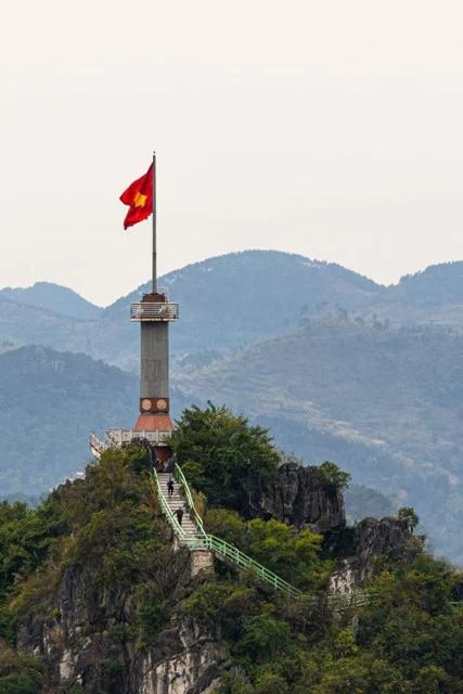 Cột cờ Lũng Cú trên đỉnh núi đá, Hà Giang