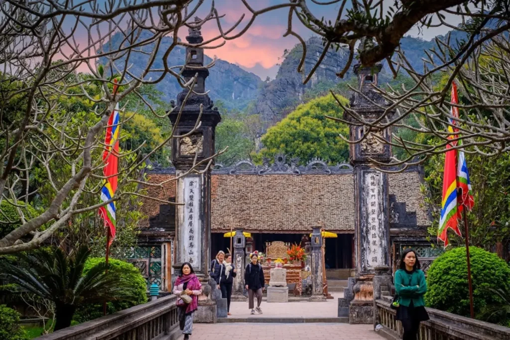 Sân đền vua Đinh Tiên Hoàng, cố đô Hoa Lư