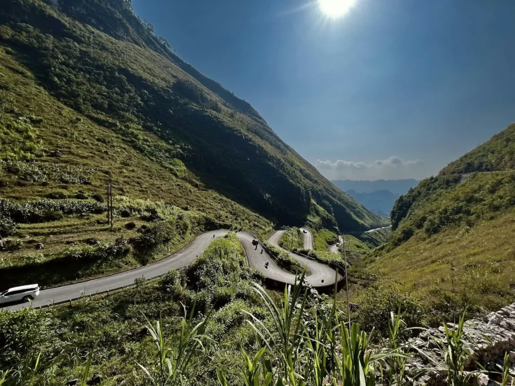Con đèo uốn lượn giữa thung lũng xanh ở Hà Giang