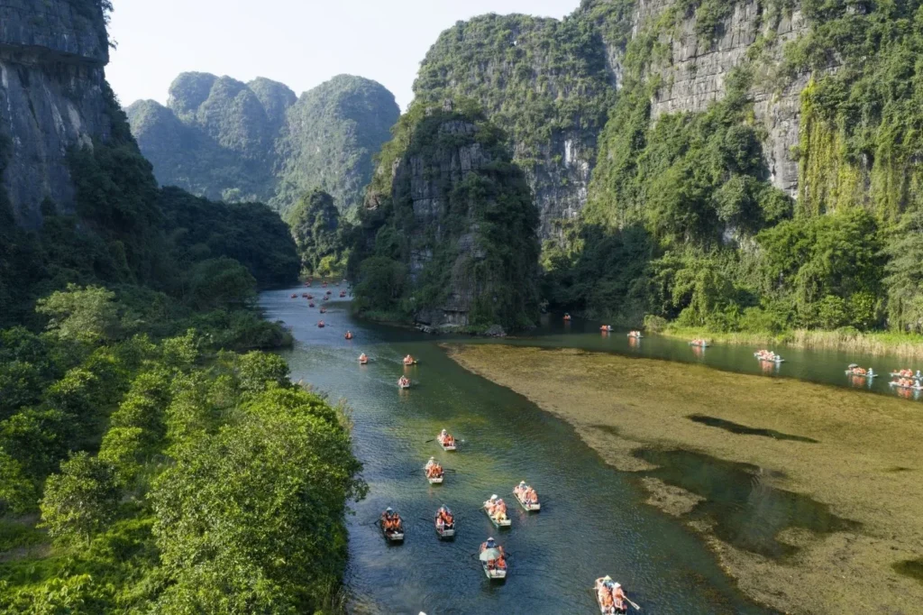 Đoàn thuyền chở khách trên sông Tràng An nhìn từ trên cao