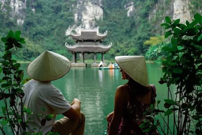 Du khách đội nón lá ngắm thủy đình Tràng An