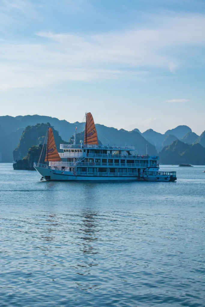 Du thuyền cánh buồm đỏ trên vịnh Hạ Long