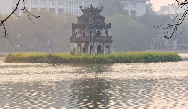 Tháp Rùa giữa Hồ Gươm trong sương sớm