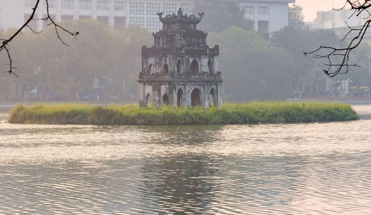 Tháp Rùa trên đảo cỏ giữa Hồ Gươm trong sương sớm