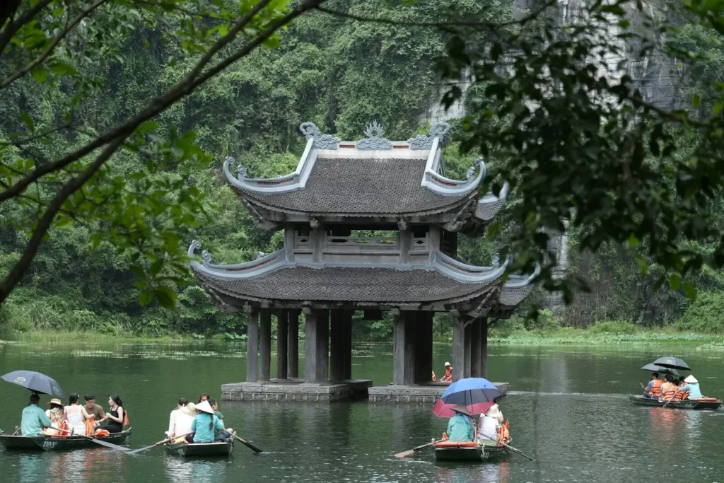 Du khách đi thuyền quanh thuỷ đình giữa hồ ở Tràng An, Ninh Bình