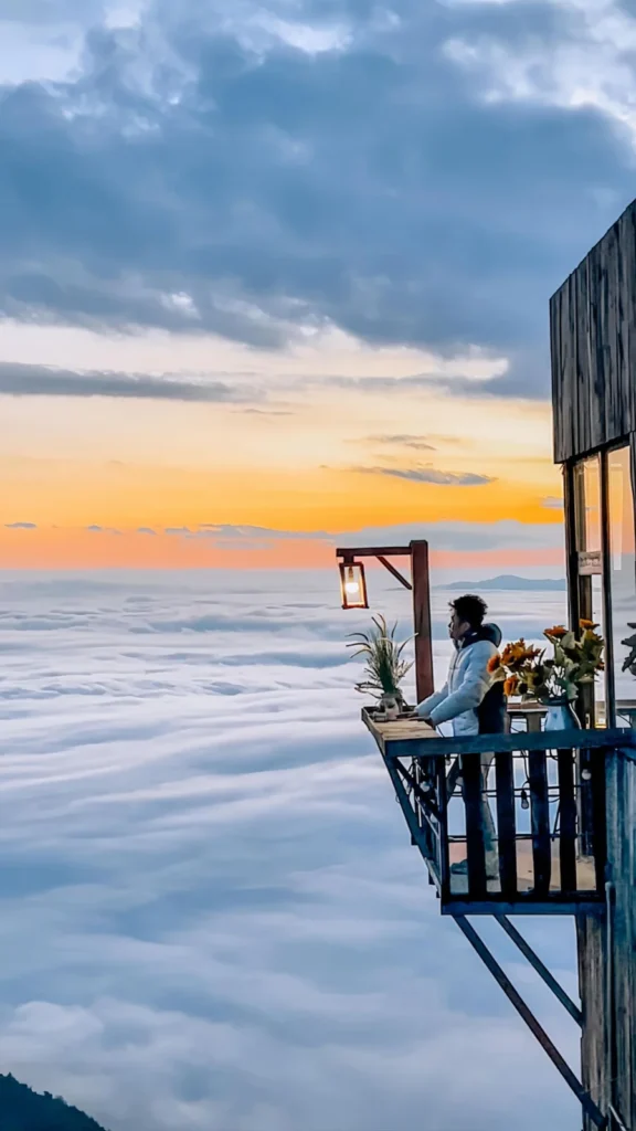 Du khách ngắm biển mây Tà Xùa từ ban công homestay lúc bình minh