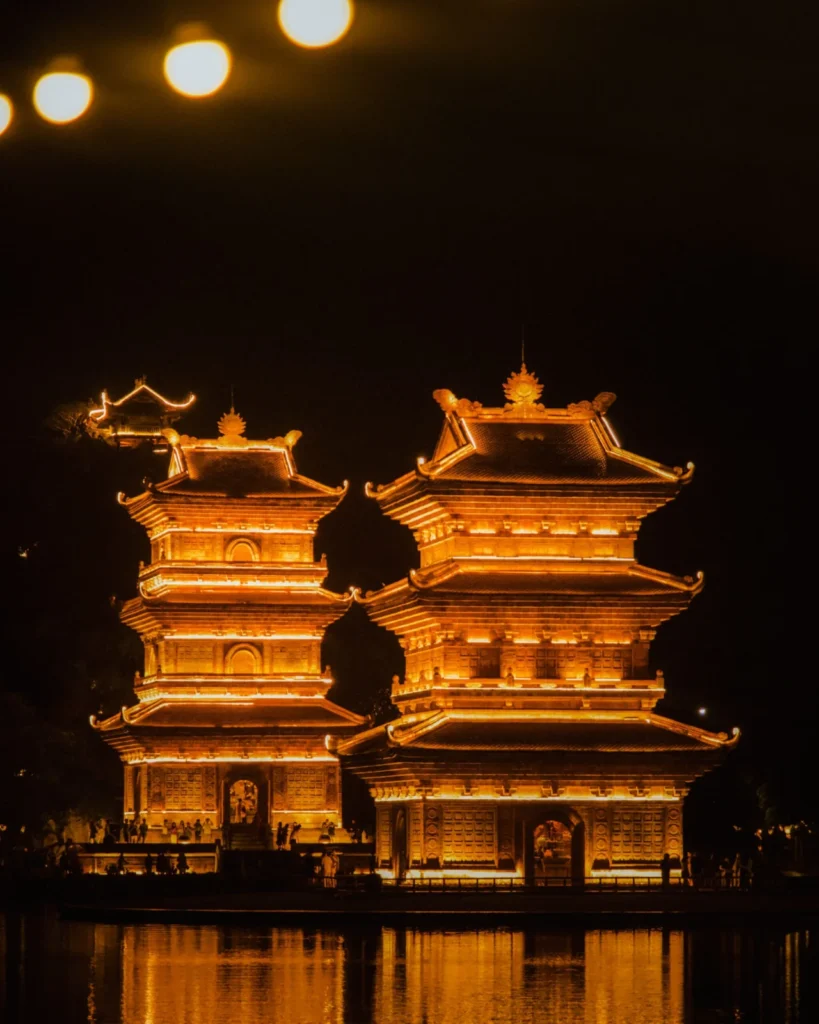 Phố cổ Hoa Lư lên đèn về đêm