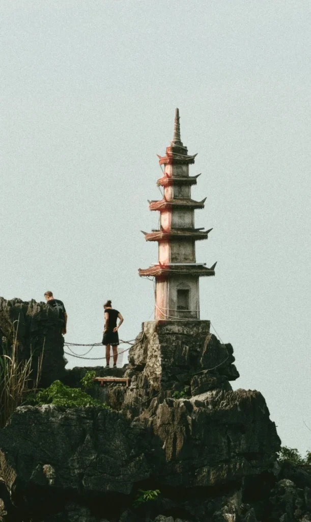 Tháp nhỏ trên đỉnh núi Ngọa Long, Hang Múa