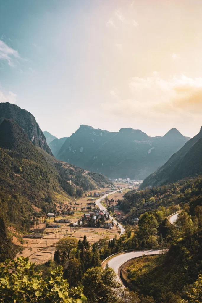 Thung lũng và con đường đèo uốn lượn giữa núi đá Hà Giang lúc chiều