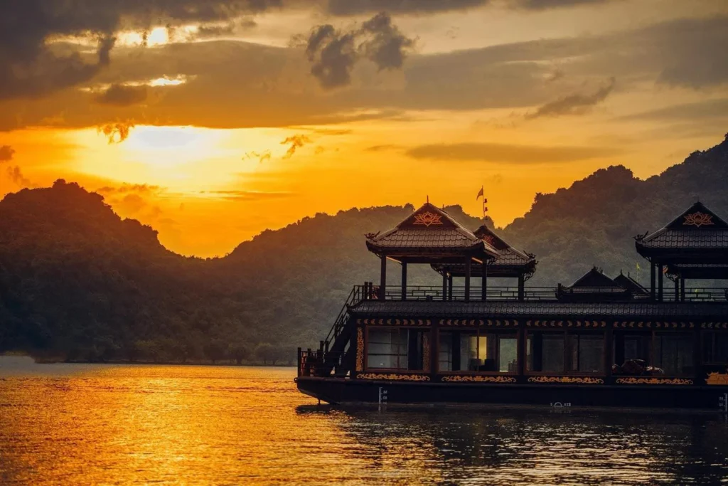 Thuyền trên hồ Tam Chúc lúc hoàng hôn