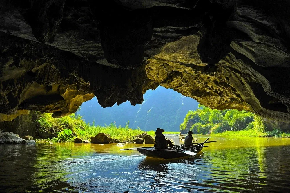 Thuyền chở khách đi qua hang động ở Tam Cốc