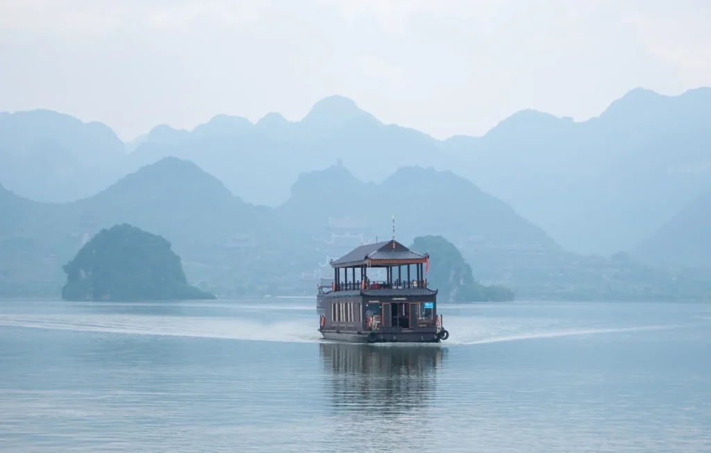 Thuyền đưa khách trên hồ Tam Chúc giữa núi