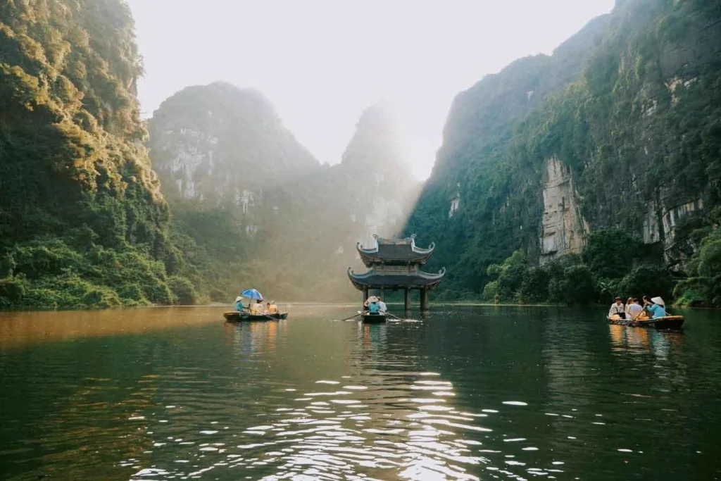 Thuyền chở khách trên sông Tràng An trong sương sớm