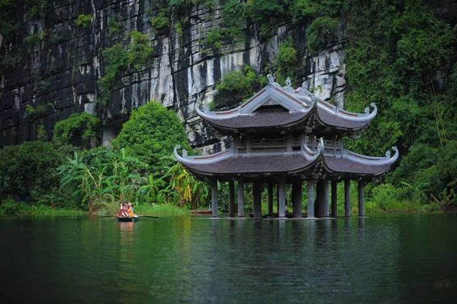 Thủy đình mái cong dưới vách núi đá Tràng An, Ninh Bình