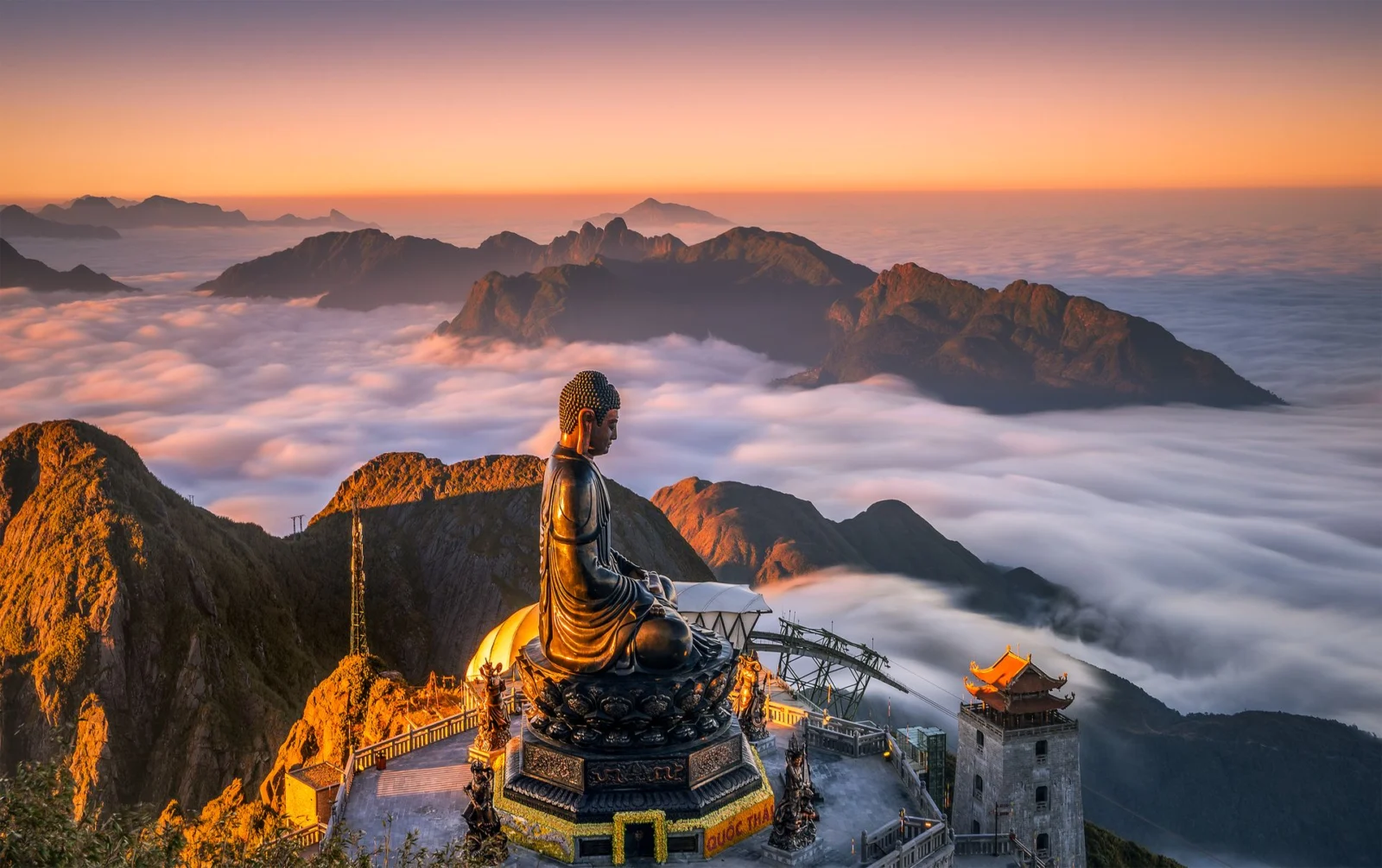 Tượng Phật trên đỉnh Fansipan, Sa Pa, nhìn ra biển mây và dãy núi lúc hoàng hôn
