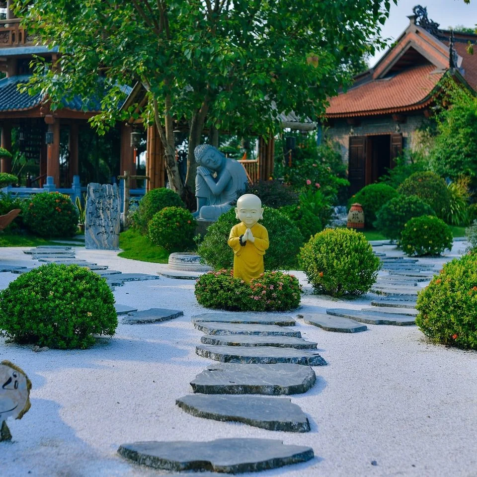 Lối đi đá giữa vườn thiền với tượng chú tiểu ở chùa Phật Quang, Hà Nam