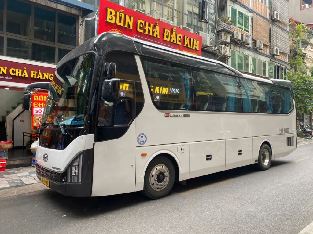 Xe du lịch đời mới đỗ đón khách trên phố Hà Nội